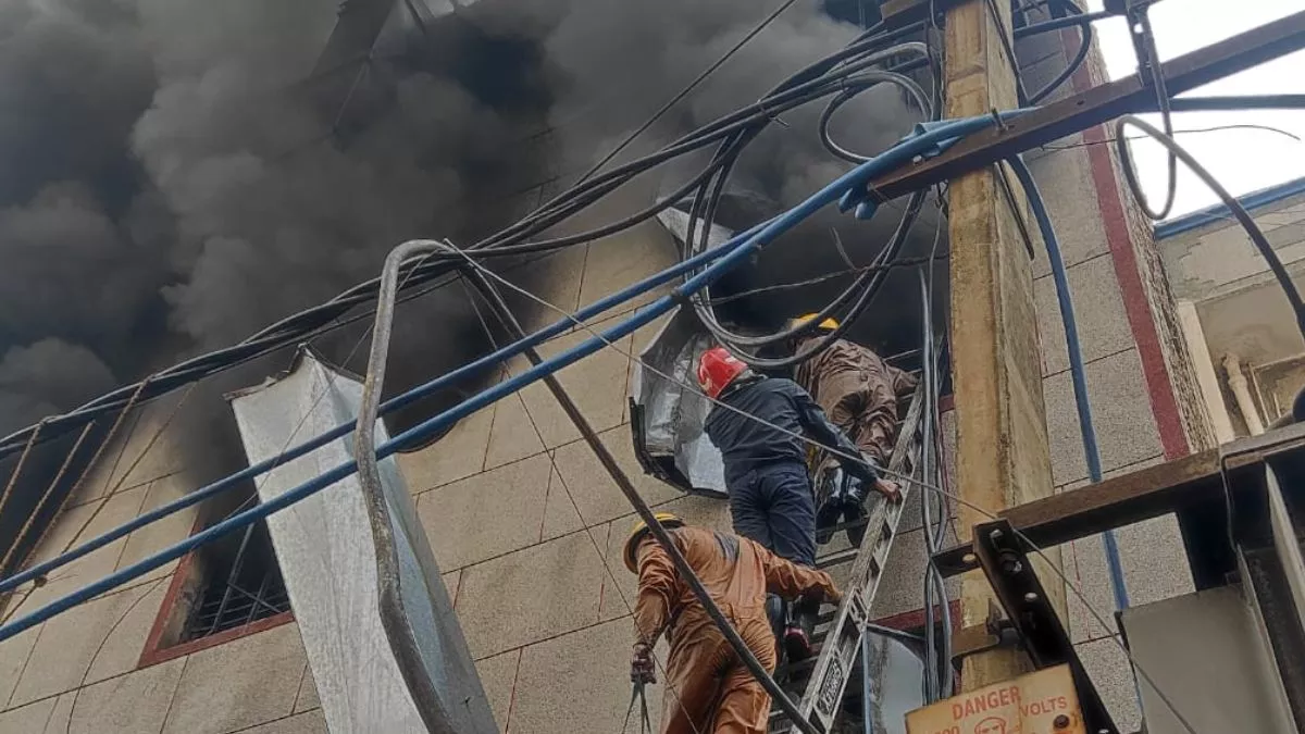 दिल्ली : नरेला औद्योगिक क्षेत्र में बड़ा हादसा, प्लास्टिक फैक्ट्री में लगी भीषण आग, कई लोग फंसे