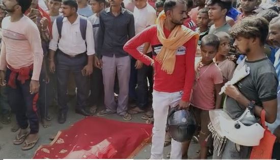 बिहार : यात्री बस ने बाइक सवार पति-पत्नी को कुचला, आक्रोशित परिजनों ने रोड जाम कर किया हंगामा