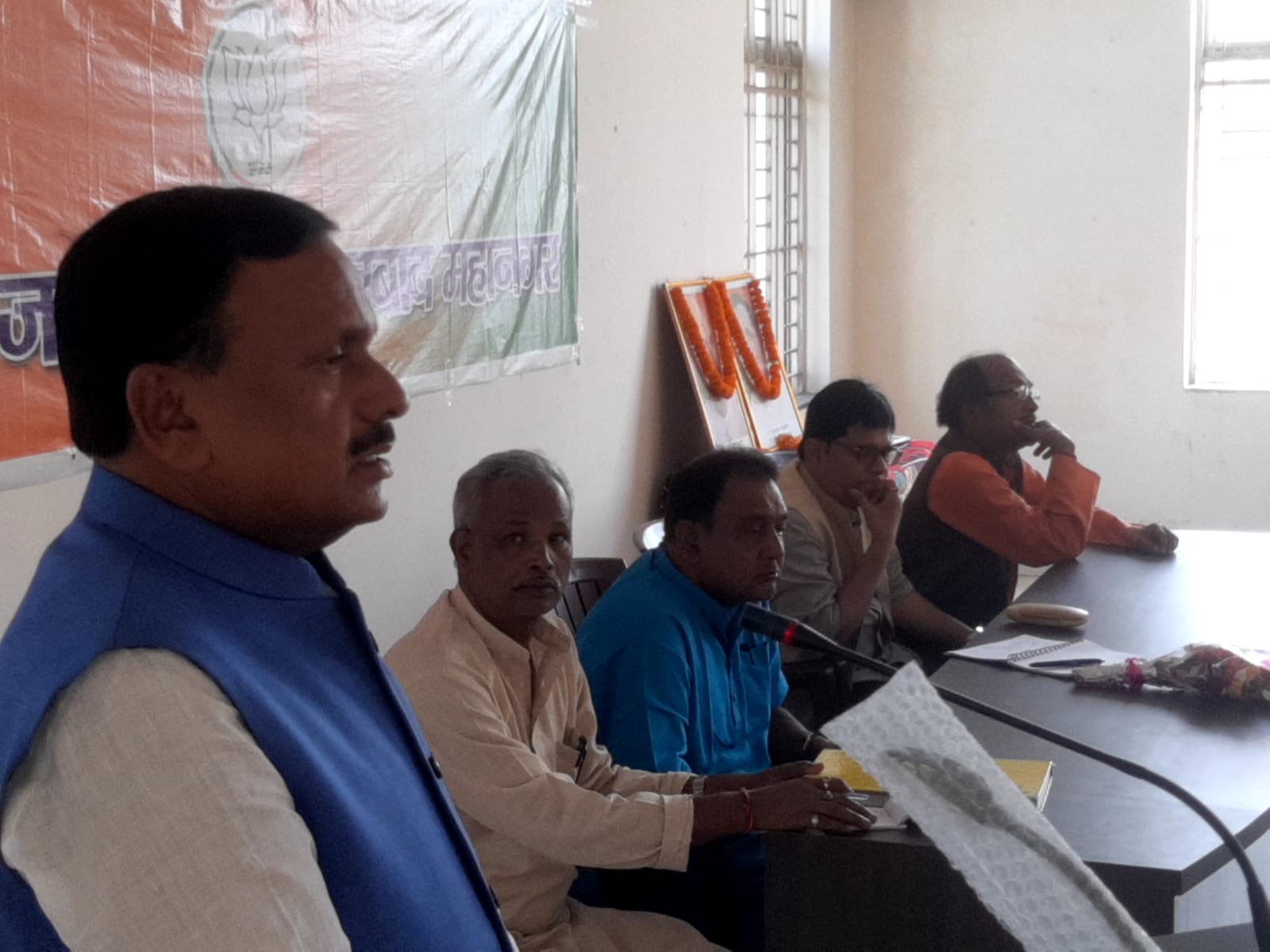 धनबाद पहुंचे डॉ दिनेशानंद, कहा -भ्रष्टाचार के खिलाफ घेरे प्रखंड और मुख्यालय को 