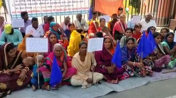 नालंदा महाविहार के दैनिक वेतन भोगी कर्मचारी अनिश्चित कालीन धरना पर,  विदेशी छात्र और कर्मी को बनाया बंधक, जानिए वजह 