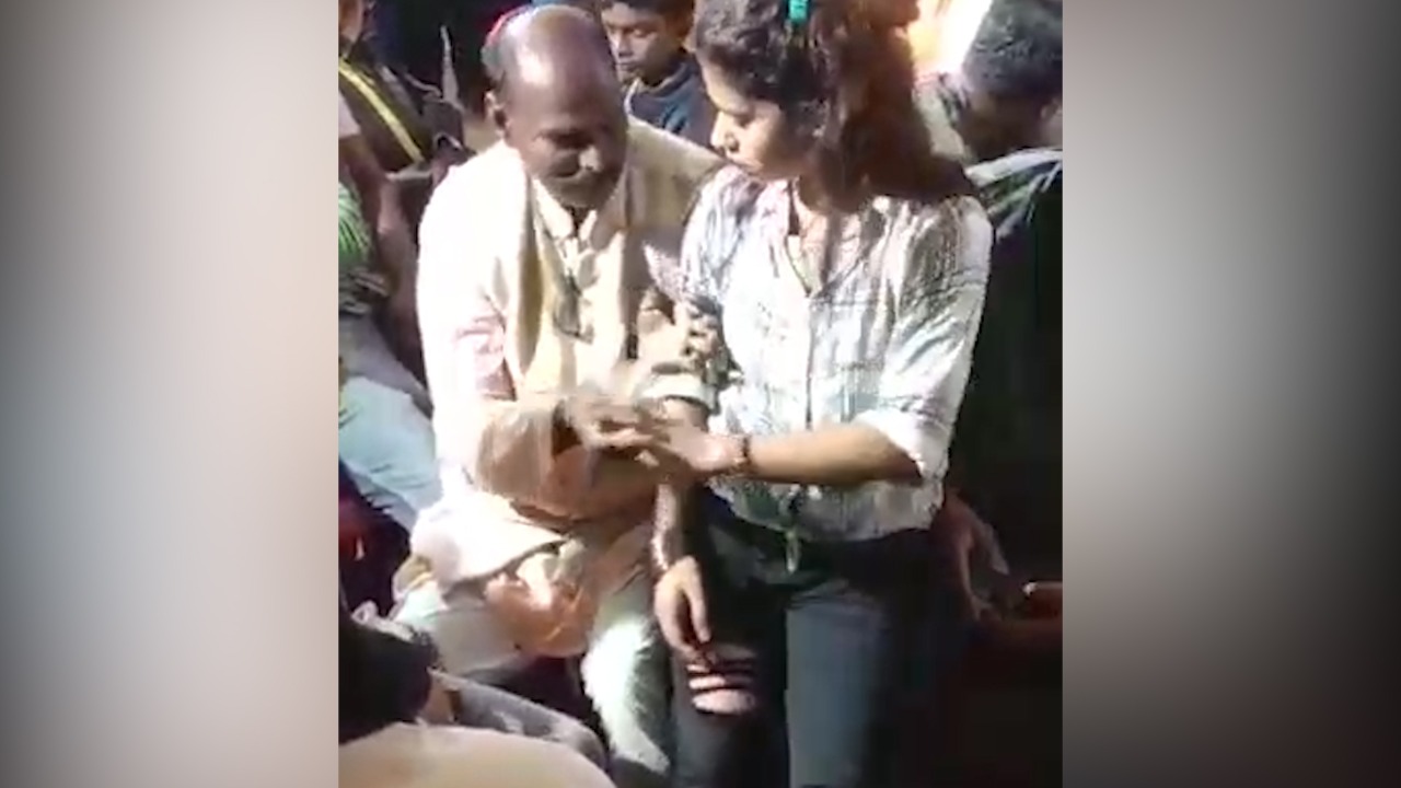 औरंगाबाद : बार बाला की मदहोशी में डूबे मुखिया जी, पद की गरिमा का भी नहीं रहा ख्याल, वीडियो वारयल 