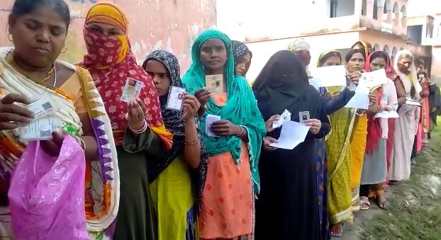 मोकामा उपचुनाव :  मतदान केंद्रों पर महिला मतदाताओं की उमड़ी भीड़, अब तक 27% वोटिंग 