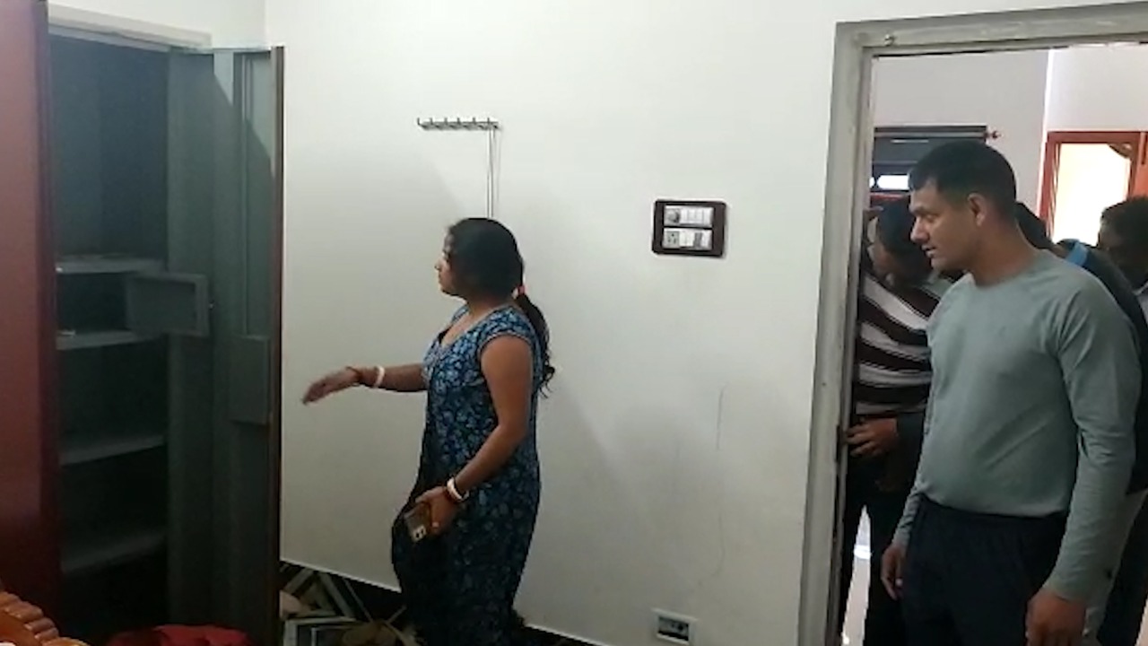 छठ महापर्व मनाने परिवार के साथ गांव गया था पूर्व सैनिक, पीछे से चोरों ने घर में किया हाथ साफ