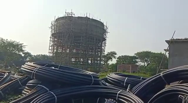 टंकी अभी बनी भी नहीं और डेढ़ लाख की मशीन उड़ा ले गए चोर