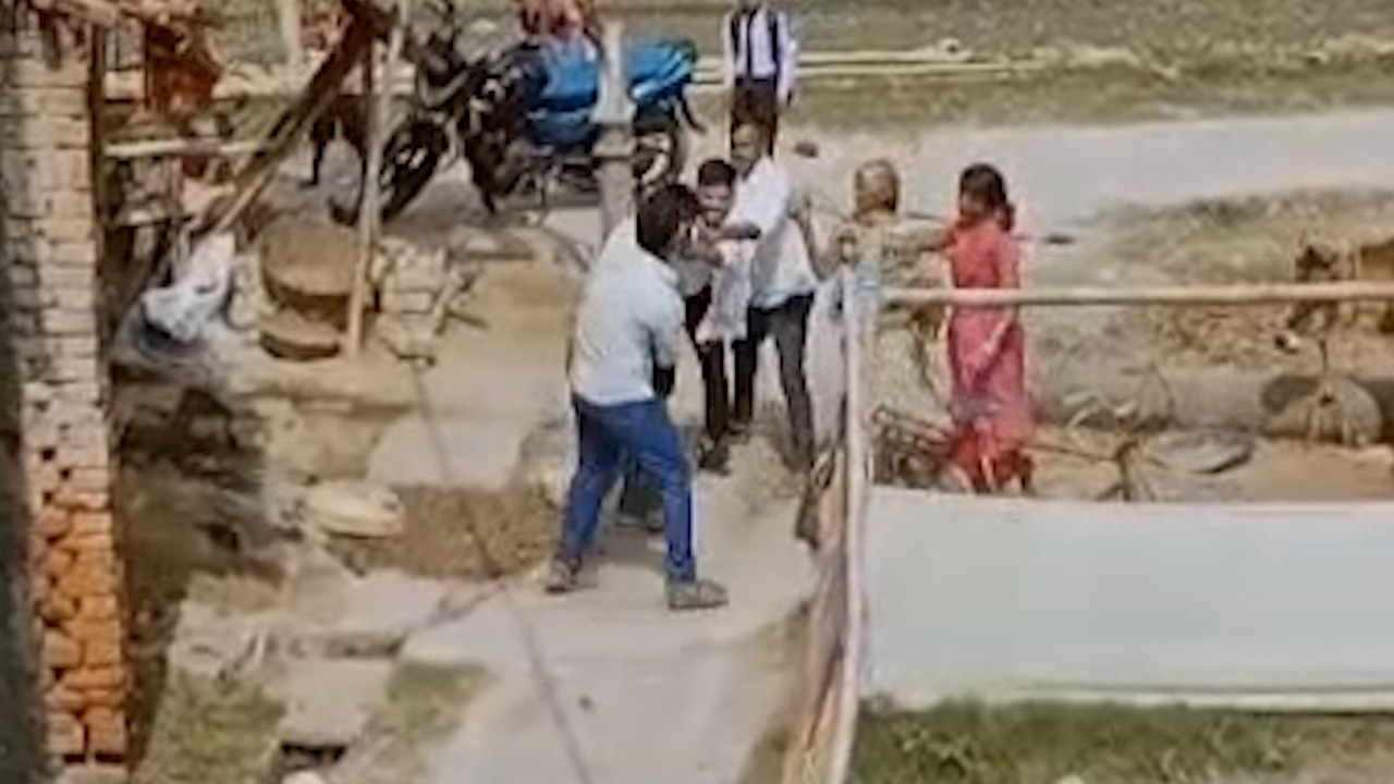 शेखपुरा : कलयुगी पिता ने अपने ही बेटे की बेरहमी से की पिटाई, मामला जान हैरान रह जाएंगे आप 