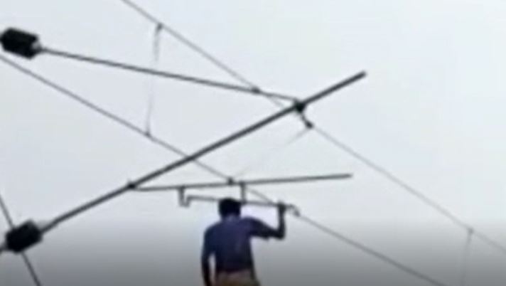 बिहार : फेसर स्टेशन से आया दिल दहला देने वाला वीडियो, ट्रेन की छत पर चढ़ा व्यक्ति, देखें Video