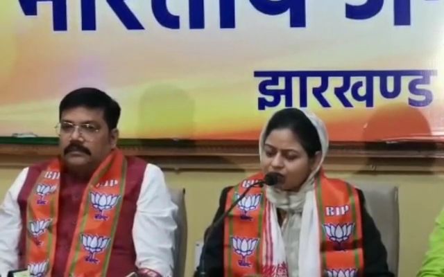 IT के अधिकारियों के गाड़ी में बीजेपी का स्टिकर मिलने पर भाजपा ने दी सफाई, विरोधी नेताओं पर लगाया गुमराह करने का आरोप