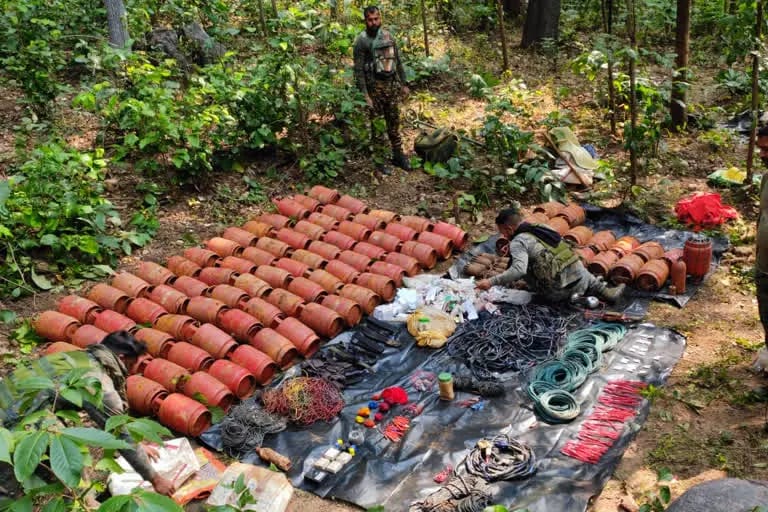 BREAKING: लातेहार पुलिस की बड़ी सफलता, नक्सल प्रभावित बूढ़ा पहाड़ से भारी मात्रा में  सिलेंडर बम बरामद