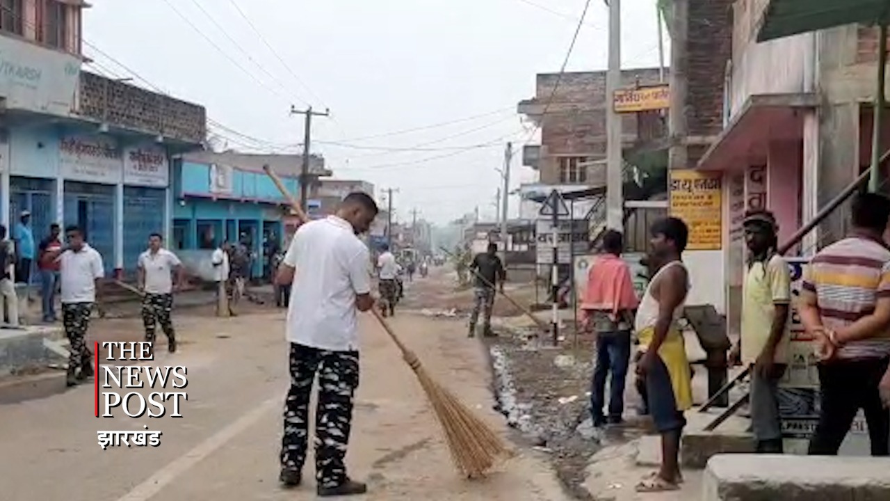 बंदूक की जगह झाडू़ लेकर सड़क पर उतरे सीआरपीएफ के जवान, कहा, ये भी हमारी जिम्मेदारी