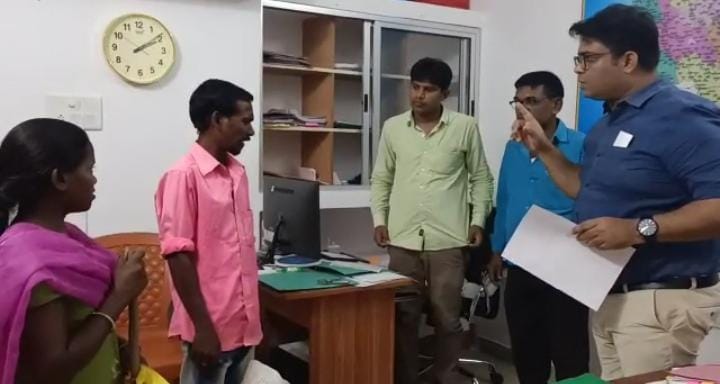 गुमला : डीसी के पहल से हो रहा आदिम जनजाति के ग्रामीणों का विकास, समय पर मिल रहा राशन और आवास