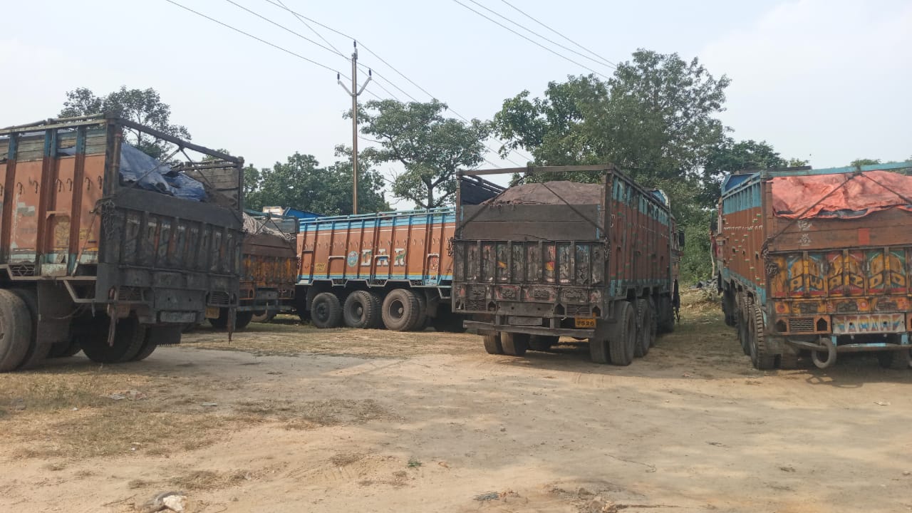 रामगढ़ : चारकोल लदा नौ ट्रक जब्त, अंधेरे की आड़ में चालक और उपचालक फरार