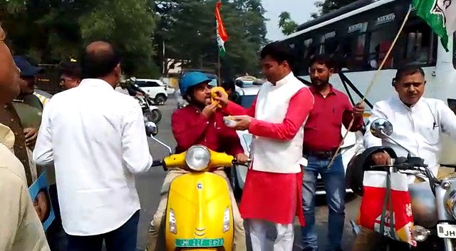 जमशेदपुर में फ्लाईओवर शिलान्यास और एमजीएम मेडिकल कॉलेज में 500 बेड की सौगात से कांग्रेसियों में खुशी, लोगों के बीच बांटा लड्डू 