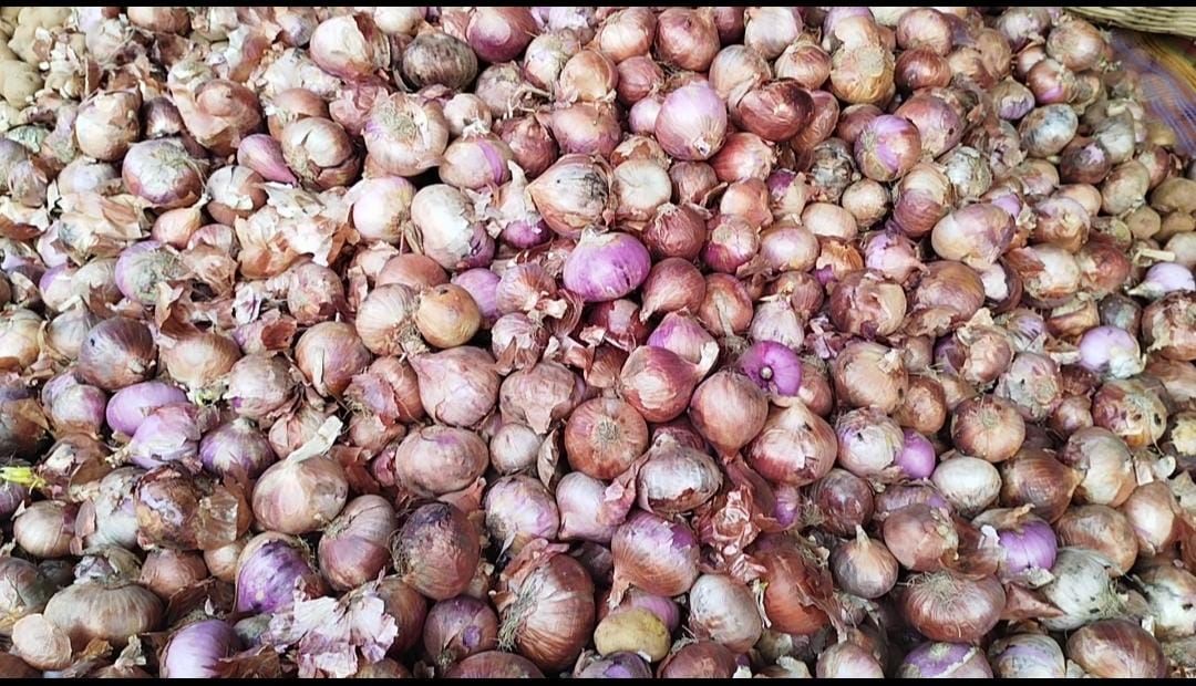 धनबाद के लोग पूछ रहे महंगाई तेरे कितने रूप,अब तो प्याज के दाम भी आंखों से निकाल रहे आंसू 