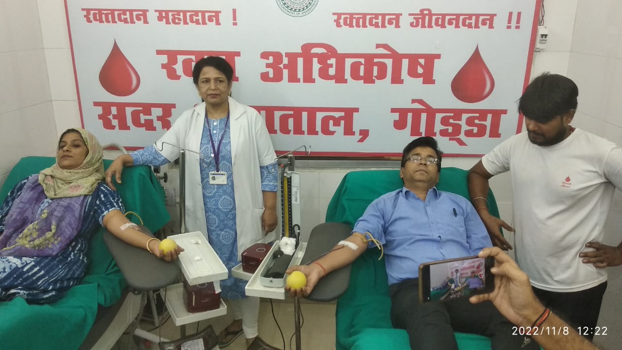 गोड्डा : ब्लड की कमी से जूझ रहा ब्लड बैंक,स्वास्थ्य कर्मियों ने की पहल, किया रक्तदान 