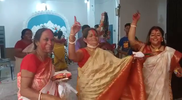 सिंदूर खेला के साथ महिलाओं ने दी मां दुर्गा को विदाई