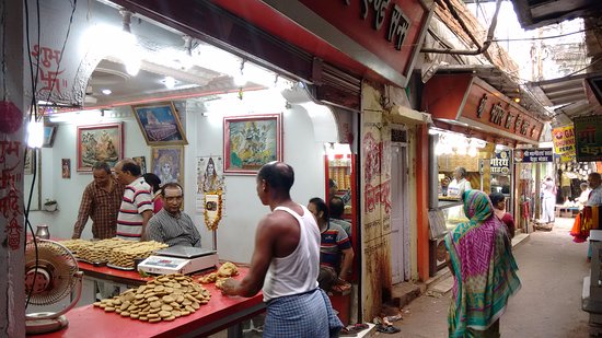 देवघर बाबाधाम के प्रसाद की पहचान यहां के पेड़े से होती है,लेकिन कोरोना के कारण पेड़ा दुकानदारों के बाजार पर पड़ा है गहरा असर