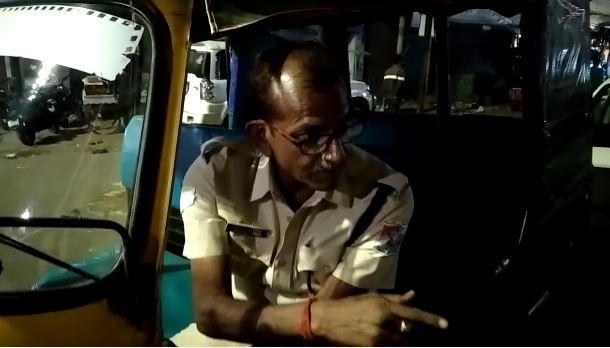 शराबियों को पकड़ने वाले अधिकारी ही शराब पीकर हुए नशे में धुत, वीडियो खूब हो रहा वायरल