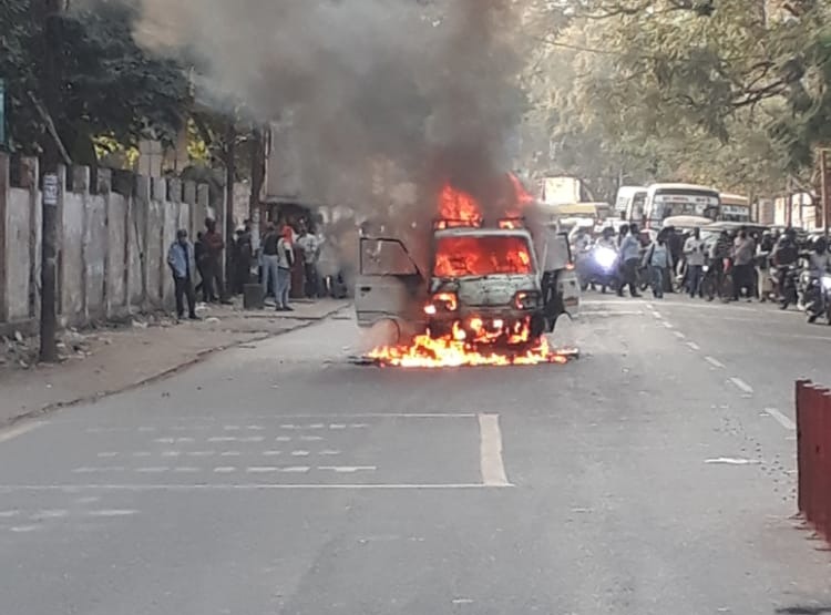 रांची : मारुति वैन में लगी आग, जेपीएससी कार्यालय के पास मची अफरा तफरी