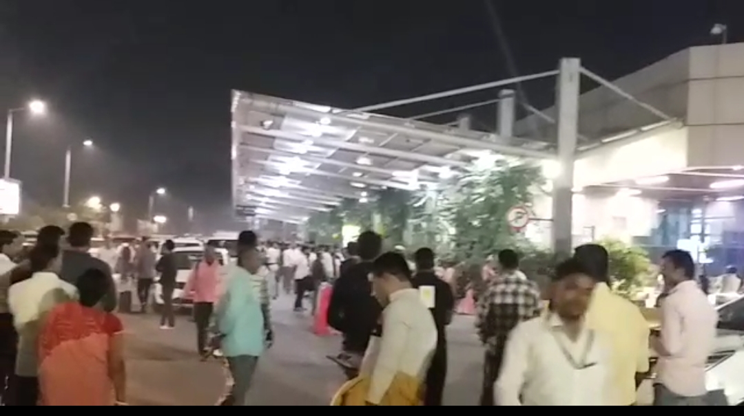 पटना एयरपोर्ट पर डेढ़ किलो सोना के साथ तीन तस्कर गिरफ्तार, कस्टम विभाग कर रही पूछताछ