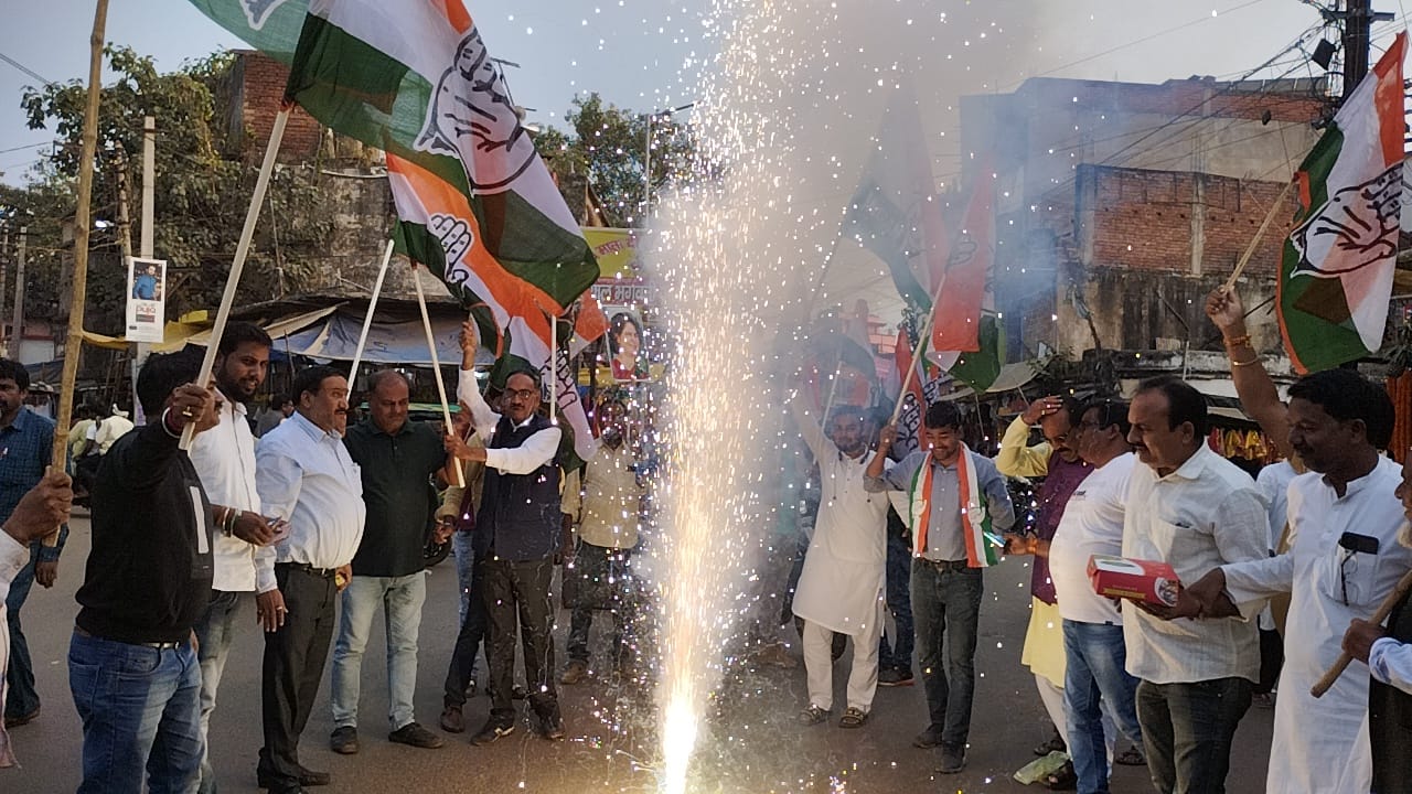 1932 का खतियान आधारित स्थानीय नीति पारित होने पर दुमका में जश्न, कार्यकर्ताओं ने शहर भर में बांटी मिठाइयां 