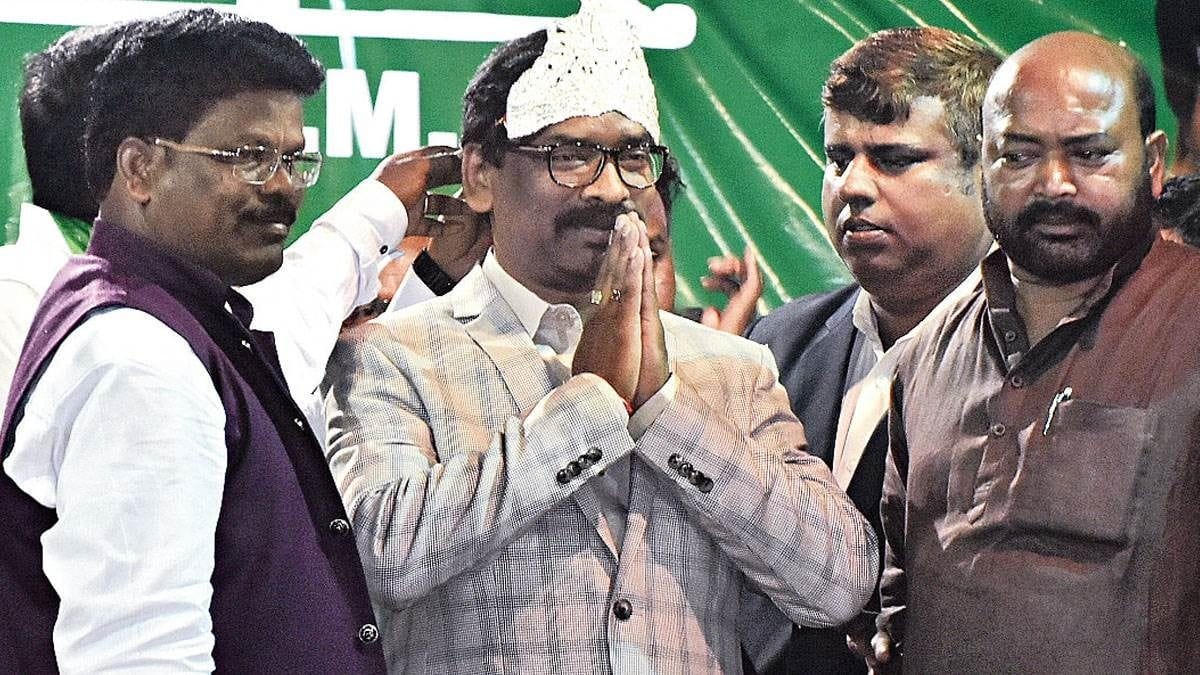 झामुमो धनबाद जिला समिति ने खूब मनाया जश्न, लेकिन अलग-अलग गुटों में बंटकर, जानिए कैसे क्या हुआ 