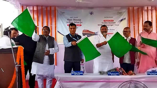 गोड्डा को मिली नयी ट्रेन की सौगात, निशिकांत दुबे ने दिखाई हरी झंडी, 1932 पर क्या कहा जानिए