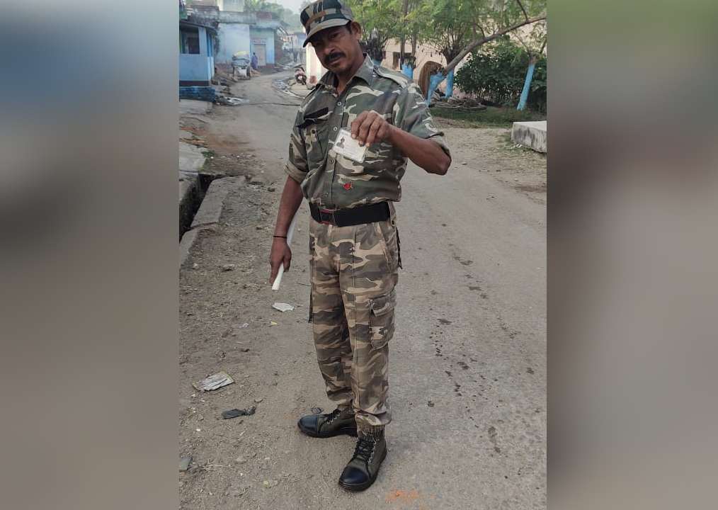 बोकारो: सेना की वर्दी पहने युवक को ग्रामीणों ने किया पुलिस के हवाले, पुलिस ने वर्दी किया जब्त