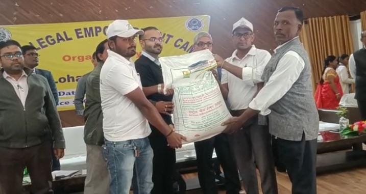 लोहरदगा : इम्पावरमेंट कैंप का आयोजन, मौके पर लाभुकों के बीच सामाग्रियों का किया गया वितरण