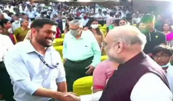 क्या BJP ज्वाइन करने वाले हैं धोनी, ये फोटो खूब हो रहा वायरल