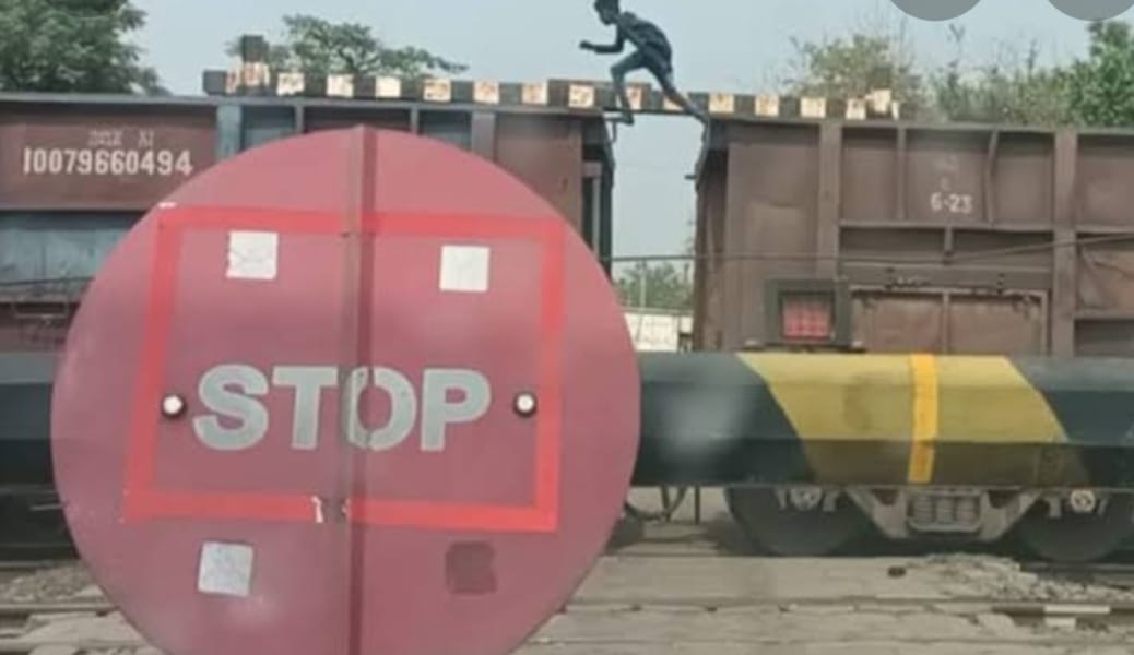 DHANBAD: पेट की आग बुझाने के लिए कैसे कैसे खतरे उठाते हैं लोग,जानिए हाल की घटनाओं का डिटेल्स