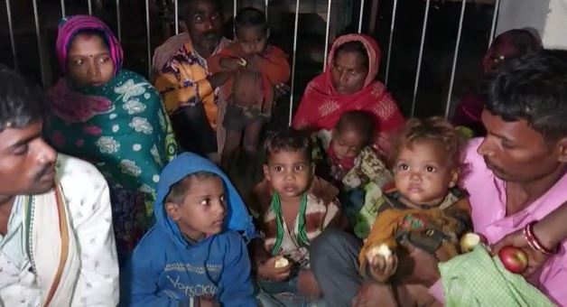 गोपालगंज : छुआछूत का आरोप लगाकर महादलित परिवार को दबंगों ने गांव से निकाला, सरकार से लगा रहे मदद की गुहार 