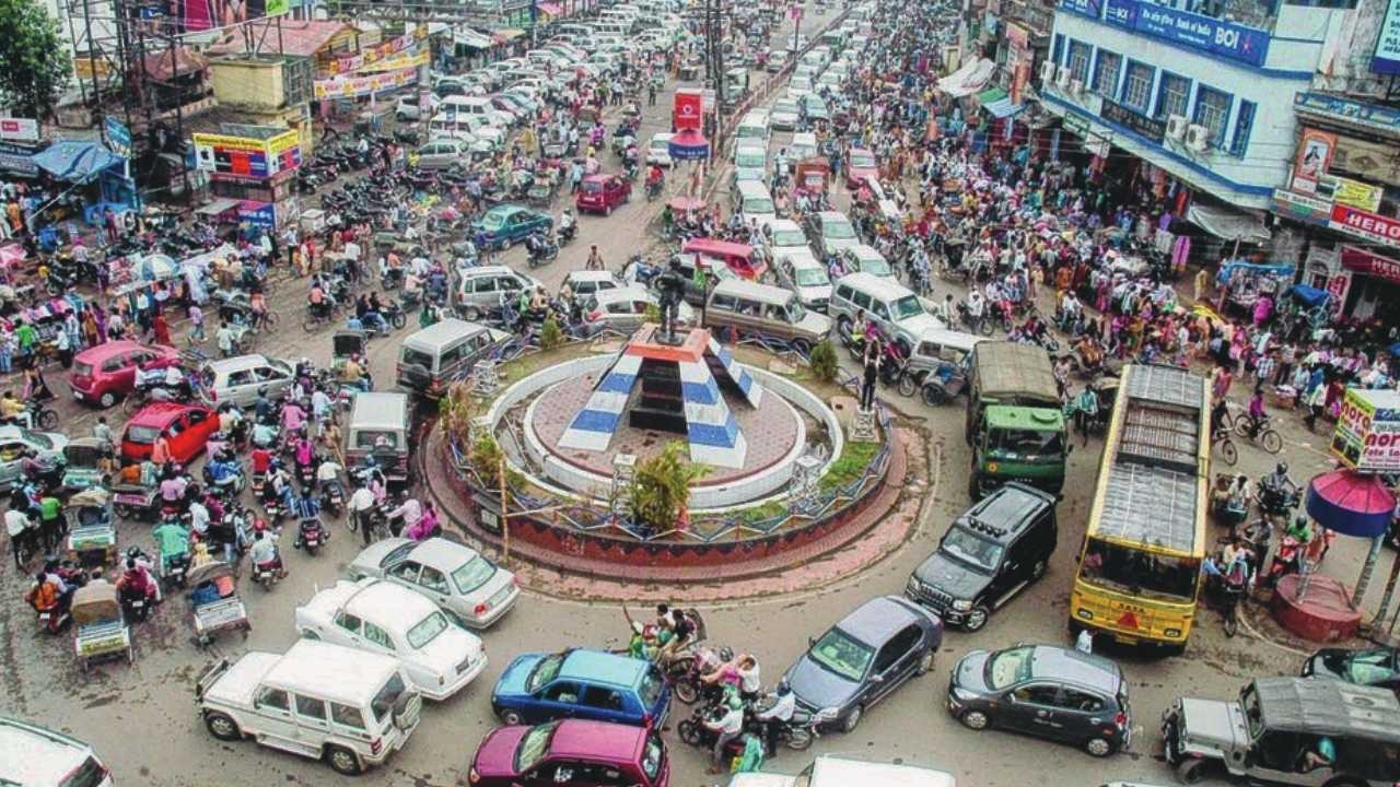 रांची : फुटकर विक्रेताओं के कारण शहर में लग रहा है घंटों जाम, नगर निगम ने दिया है दुकान फिर भी फुटपाथ में घेर रहे स्थान,
