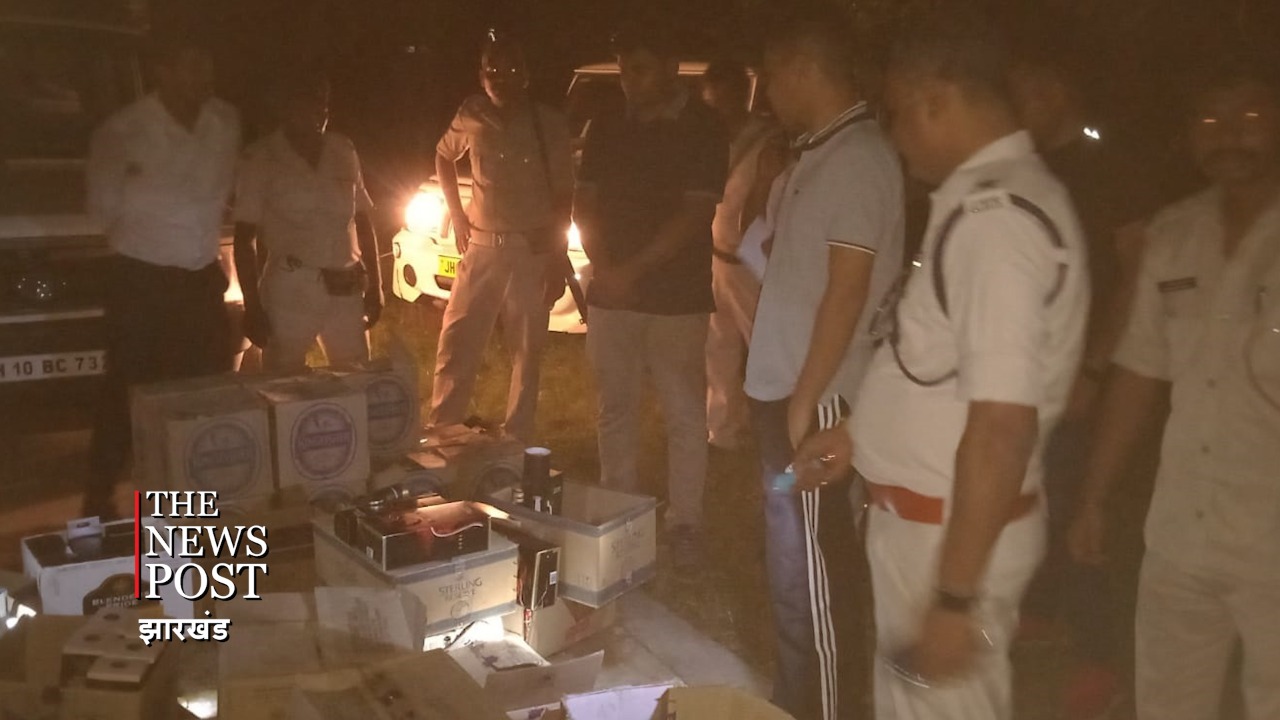 धनबाद में शहर के बीचोबीच चल रहा था अंग्रेजी शराब का अवैध धंधा, 50 पेटी जब्त
