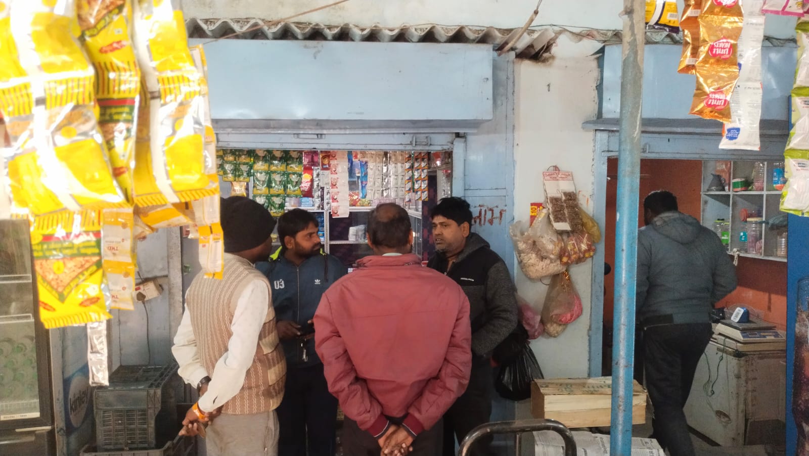 कुजू:  शटर तोड़कर दुकान में घुसे चोर, नगद समेत लाखों रुपए के सामान की चोरी