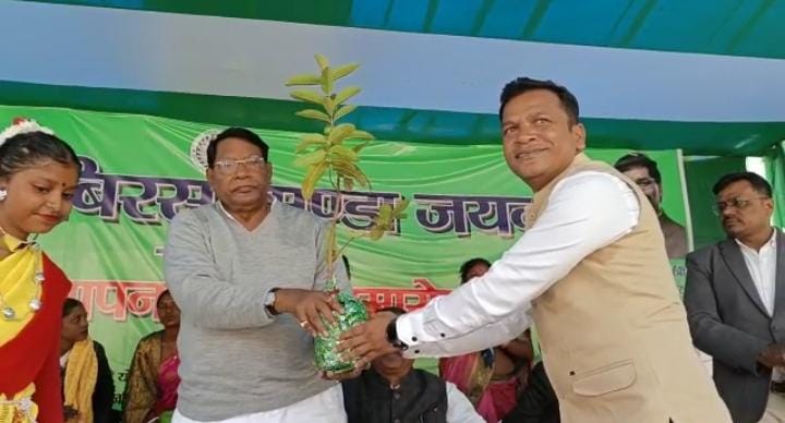 बिरसा मुंडा जयंती के अवसर पर विकास मेले का आयोजन, मंत्री ने लाभुकों के बीच किया करोड़ों परिसंपत्ति का वितरण