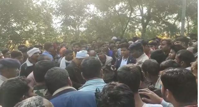 बिहार :  कैमूर में दिल दहला देने वाला मामला आया सामने, पेड़ से लटका मिला युवक का शव