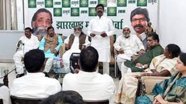 झारखंड में फिर एक बार गरमाई सियासत, सीएम आवास में बुलाई गई आपात बैठक