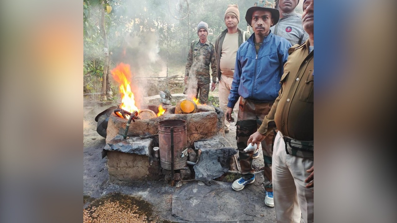 अवैध शराब के खिलाफ प्रशासन सख्त, छापेमारी कर 900 किलोग्राम जावा महुआ और 25 लीटर अवैध चुलाई शराब किया नष्ट