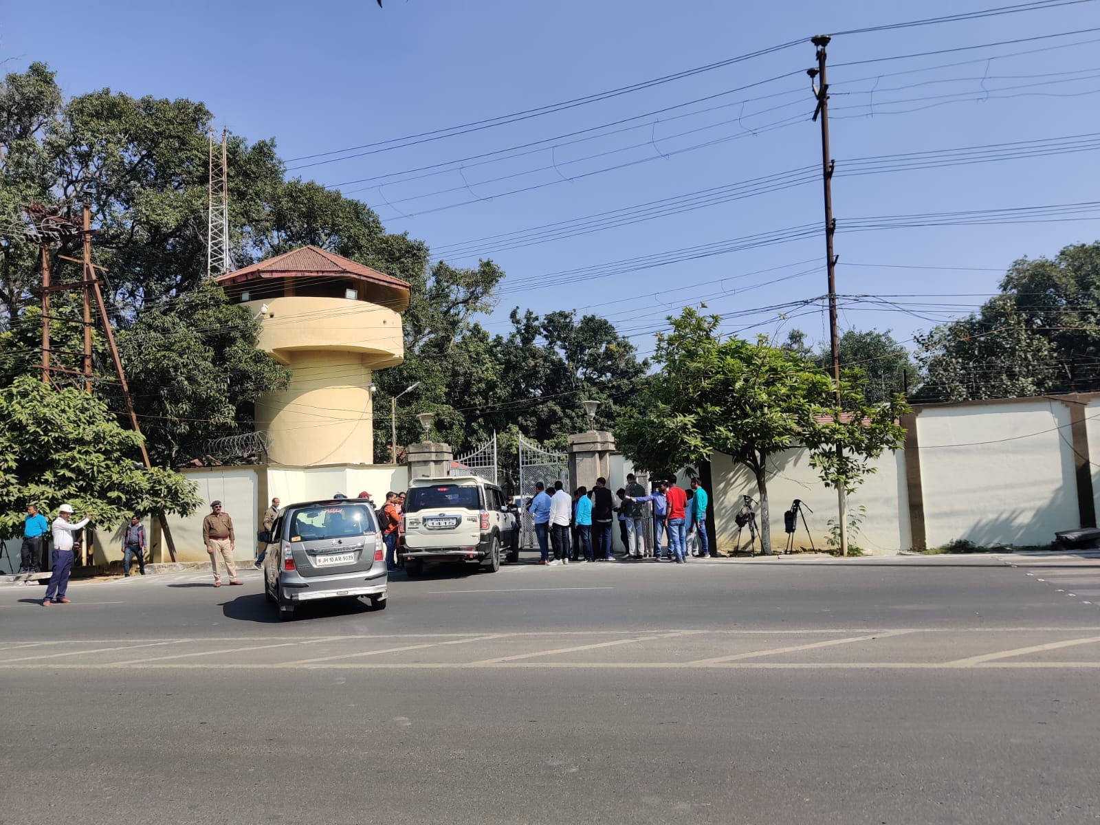 सीएम हाउस में JMM की बैठक शुरु, विकल्पों पर हो सकती है चर्चा, कार्यकर्ता पहुंचने लगे सीएम हाउस