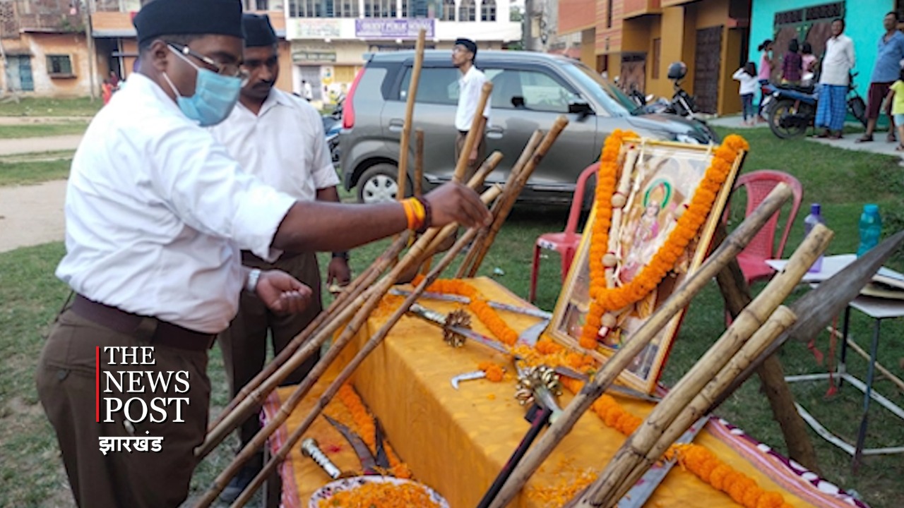 हथियारों को पूज कर कहा, हिंदुत्व ही राष्ट्रीयता है