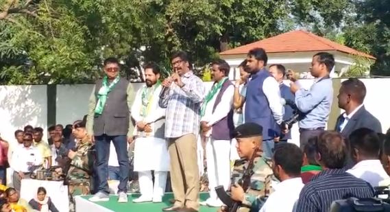 मुख्यमंत्री आवास में कार्यकर्ताओं से बोले सीएम हेमंत, “आप लोग डटे रहें, मैं इन सब को एक-एक कर देख लूंगा”