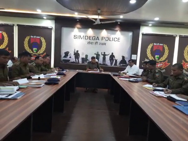 सिमडेगा एसपी ने सभी थाना प्रभारियों के साथ की क्राइम मीटिंग, जांच में तेजी लाने का दिया निर्देश