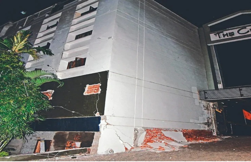 जमशेदपुर : अचानक बिल्डिंग के धंसने से मची भगदड़, कौशल विकास केंद्र में आयी दरार, 150 छात्रों को निकाला बाहर