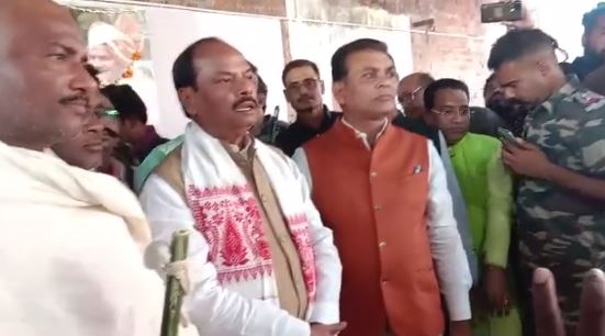 कमलदेव गिरी हत्याकांड: परिवार वालों से मिलने पहुंचे पूर्व सीएम रघुवर दास, सीबीआई जांच का दिया भरोसा   