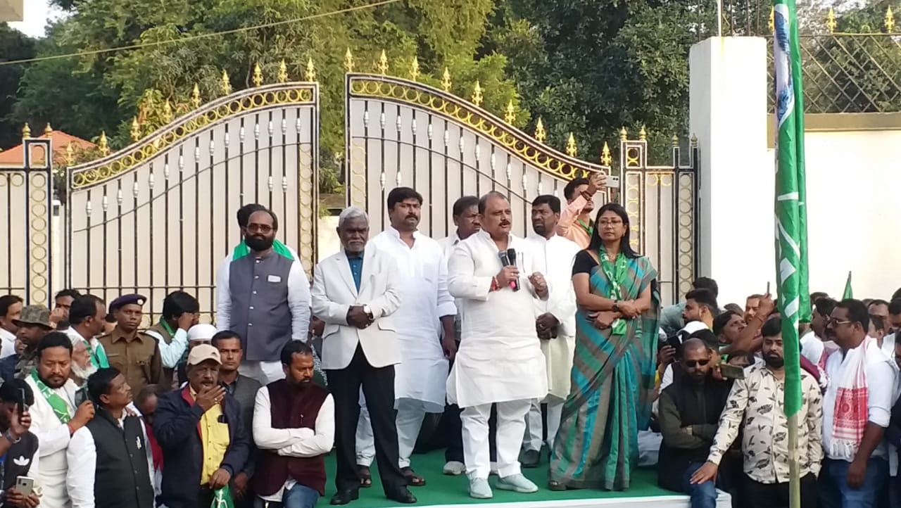 मंत्री मिथलेश ठाकुर ने राज्यपाल के खिलाफ खोला मोर्चा, कहा - दिल्ली में बैठे आका से मंतव्य का इंतजार कर रहे हैं राज्यपाल