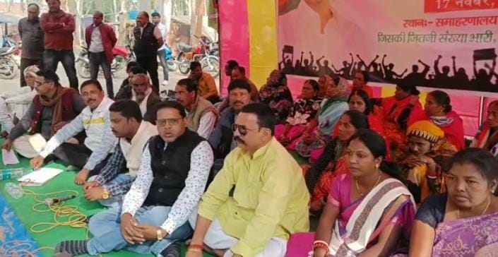 लोहरदगा : मुख्यालय के समक्ष आजसू पार्टी का धरना प्रदर्शन, राज्य सरकार पर लगाया पिछड़ों का हक मारने का आरोप