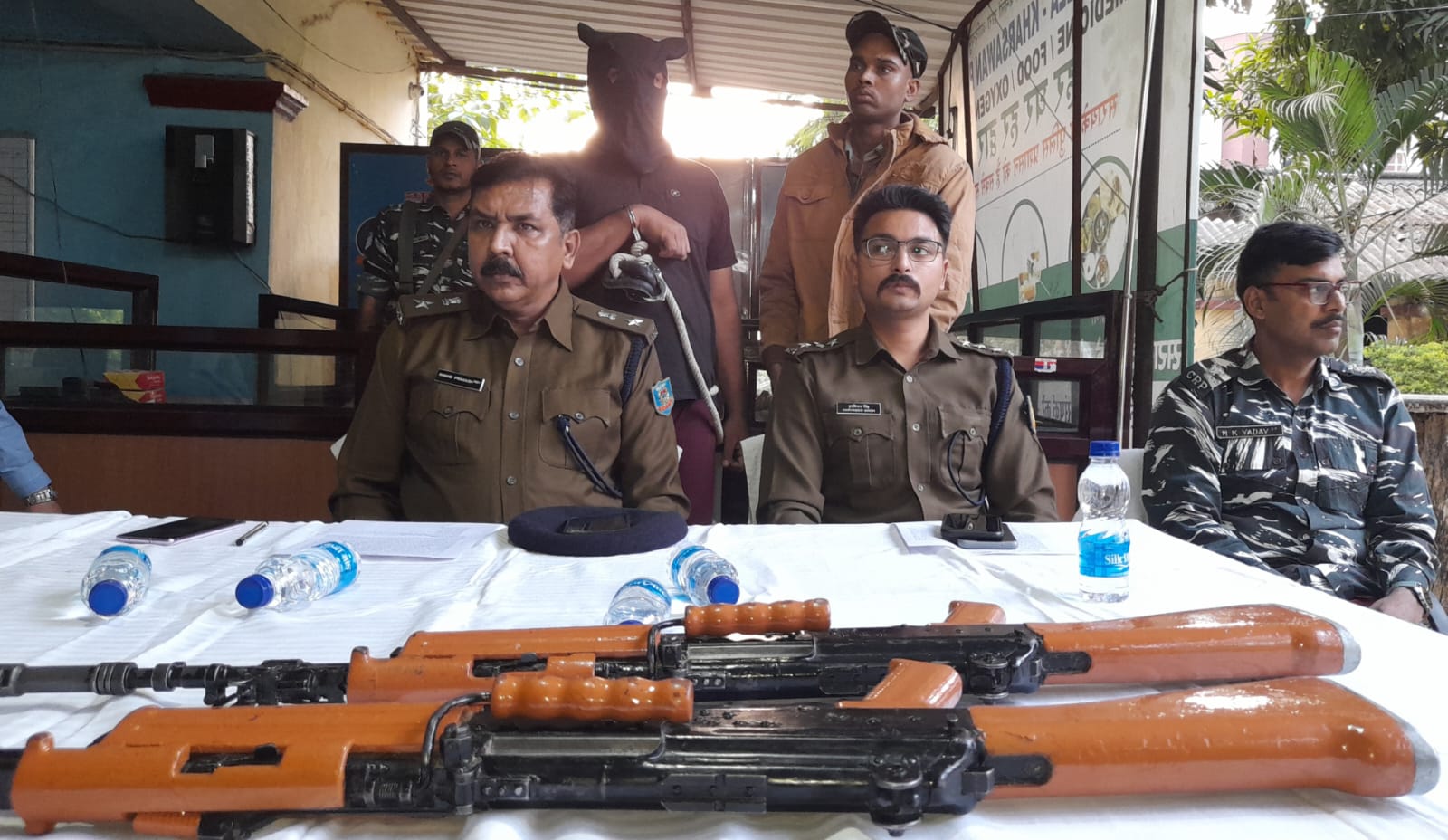 सीआरपीएफ 157 कैम्प से इंसास राइफल लेकर फरार जवान दीघा से गिरफ्तार, दो राइफल बारामद