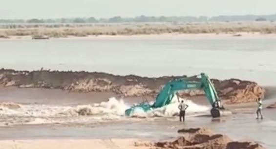 रोहतास : सोन नदी के धारा को रोककर जबरन कृत्रिम बांध बनाना पड़ा भारी, पानी के साथ बह गई दो पोकलेन मशीनें