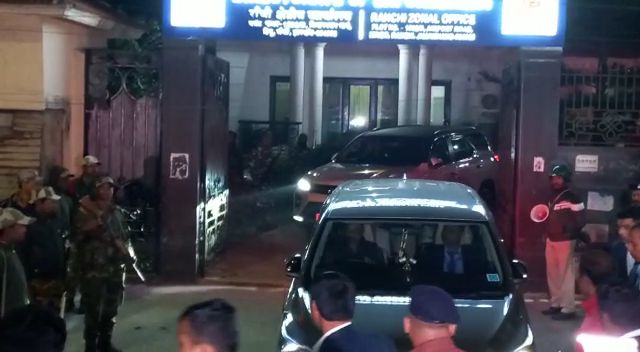 बिग अपडेट : ईडी की 9 घंटे की लंबी पूछताछ के बाद सीधे पिता शिबू सोरेन से मिलने पहुंचे सीएम हेमंत