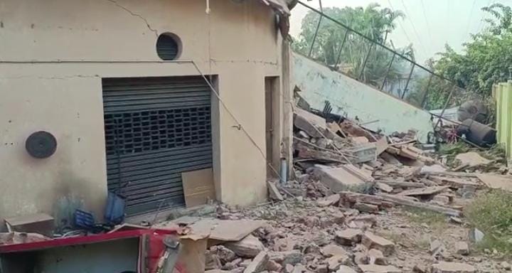 आखिरकार धाराशाही हो ही गई कौशल विकास केंद्र की बिल्डिंग, दो दिन पहले ही धसी थी तीन फीट अंदर